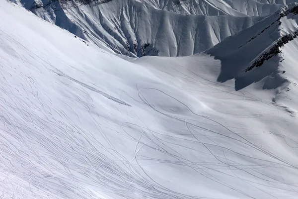 Opinión sobre snowy pendiente de la pista con el rastro de esquí, snowboard un — Foto de Stock