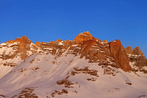 雪に覆われた山の日の出 — ストック写真