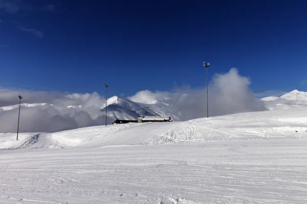 Πίστα σκι και το ξενοδοχείο στα βουνά του χειμώνα — Φωτογραφία Αρχείου