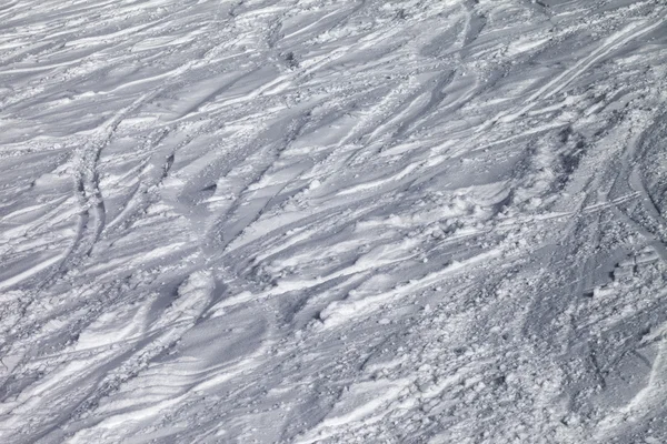 Fondo de la pista de esquí con el rastro de esquí y snowboard —  Fotos de Stock