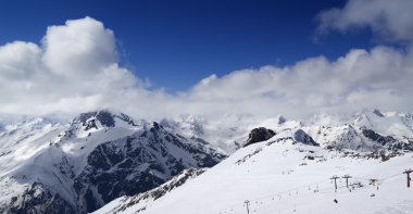 panoramik manzaralı kayak pisti ve güzel güneş günü bulutlu Dağları