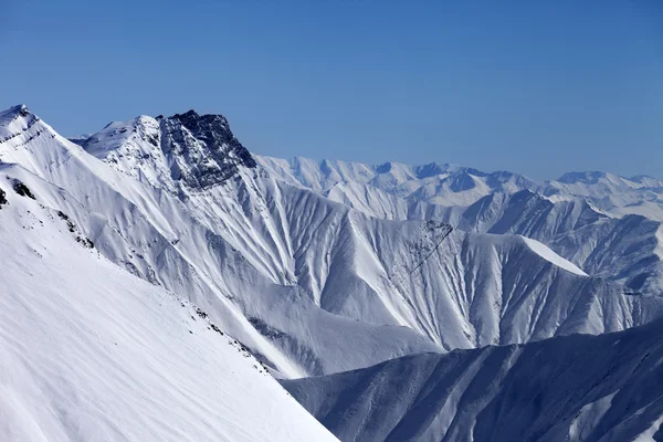 Montañas de invierno cubierto de nieve en neblina. — Foto de Stock