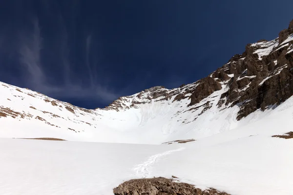 Snötäckta berg och blå himmel på fin vinterdag — Stockfoto