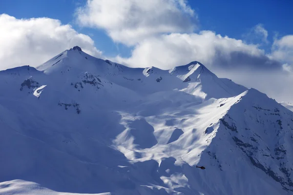 Off Piste Slope Heliskiing und Hubschrauber am Abend — Stockfoto