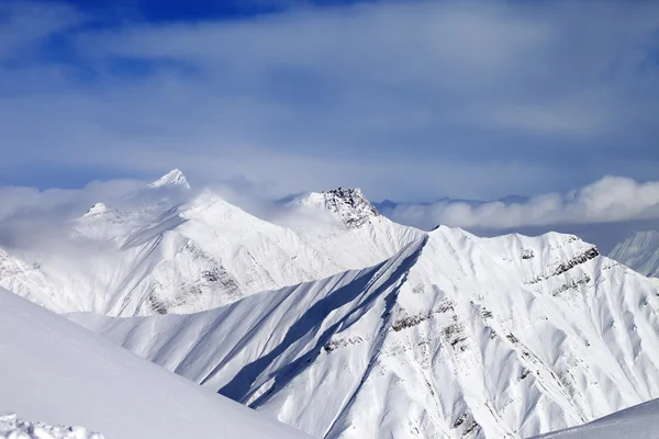 オフピステの斜面と雪に覆われた山々 — ストック写真