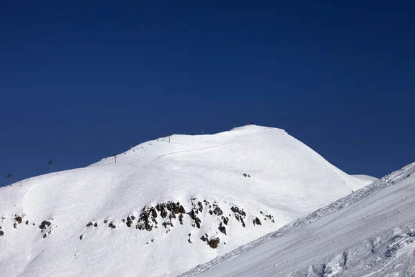 Kayak pisti ve teleferik güzel kış gününde — Stok fotoğraf