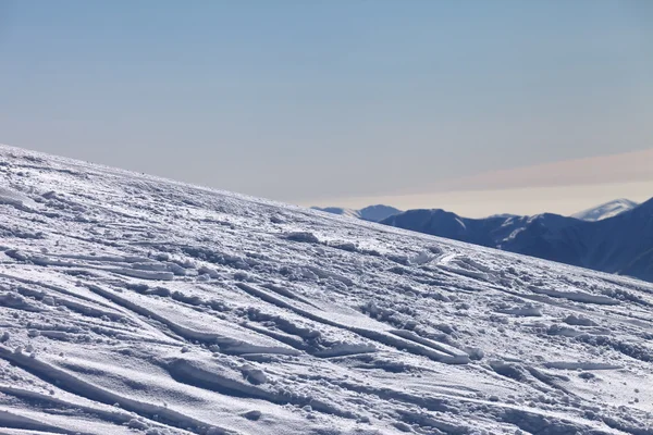 Pista de esquí con el rastro de esquí y snowboard en caído recientemente - s —  Fotos de Stock
