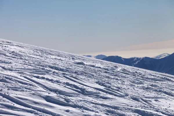 Kayak pisti Kayak ve snowboard içinde izleme ile yeni - s düşmüş — Stok fotoğraf