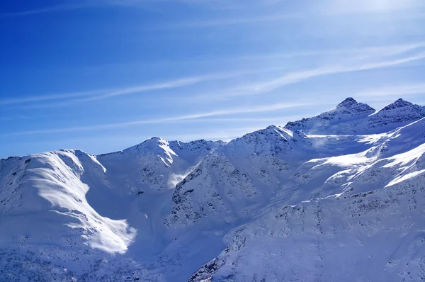 Montagne innevate del sole alla bella serata, Mostra sulla pista sl — Foto Stock