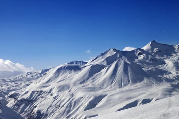 View on ski slope and beautiful mountains at sunny day — Stock Photo, Image