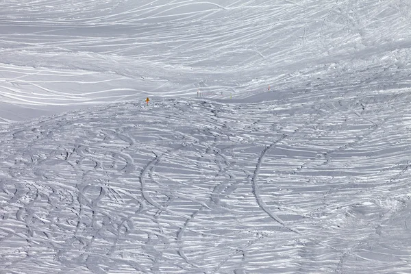 Rastros de esquís y snowboards en nieve virgen fuera de pista sl —  Fotos de Stock
