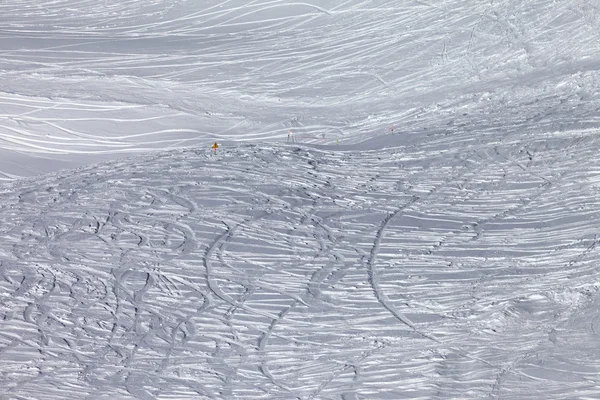 Traces of skis and snowboards in new-fallen snow on off-piste sl — Stock Photo, Image