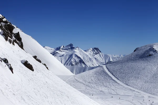 Vista superior na pista de esqui em dia de sol bonito — Fotografia de Stock