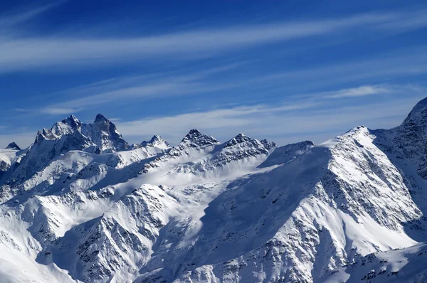 Montagnes enneigées de la lumière du soleil, vue depuis la piste de ski — Photo