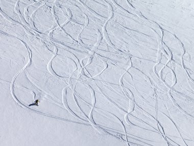 Bakırlı yamaç ile Yeni yağmış kar off üzerinde Snowboarder yokuş aşağı