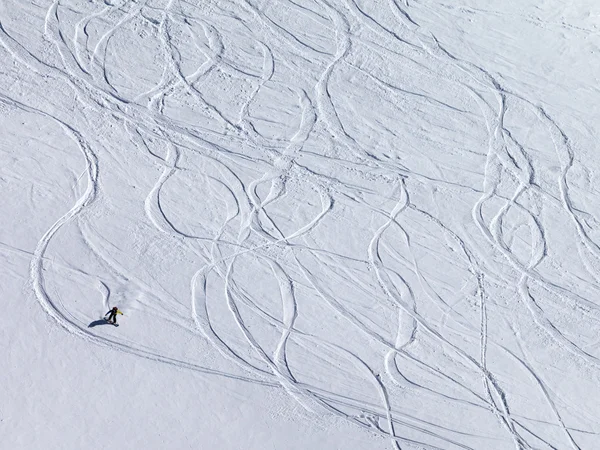 Snowboarder lefelé a off piste lejtőn újonnan lehullott havat — Stock Fotó