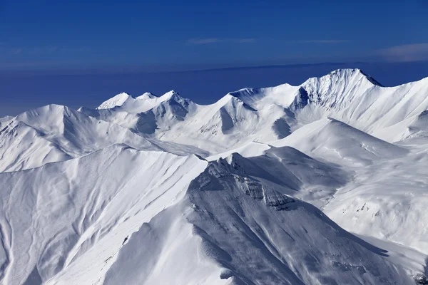 Ver en laderas nevadas fuera de pista en buen día soleado — Foto de Stock