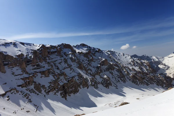 天気の良い日で雪に覆われた山々 — ストック写真