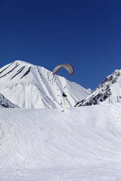 Skydiver landing op de skipiste — Stockfoto