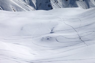 snowy Bakırlı yamaçta Kayak ve snowboard izleme ile kapalı görüntüleyin