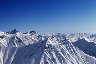 Güzel güneş günü, karlı kayalarda göster kayak pisti