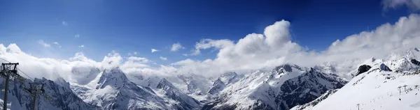 Панорамный вид на горнолыжный склон в день приятно солнца — стоковое фото