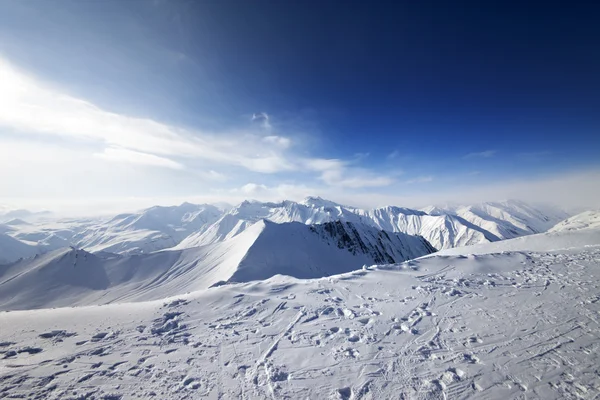 Besneeuwde bergen op mooie dag — Stockfoto