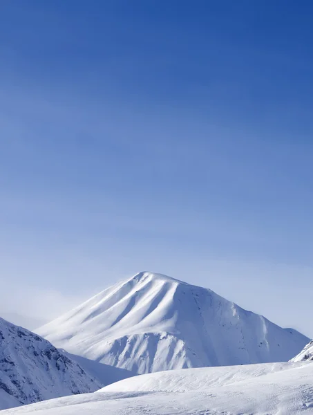 Skipiste bij zon dag — Stockfoto