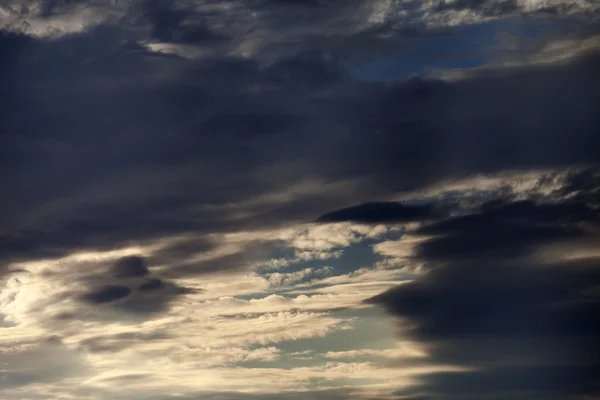 Cielo oscuro al atardecer con nubes — Foto de Stock