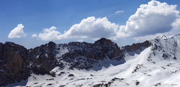 Panorama van besneeuwde bergen in mooie zon dag — Stockfoto