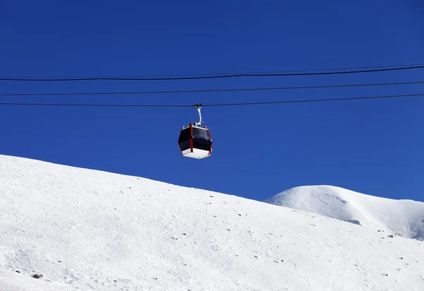 Gondola lift en off piste skipiste — Stockfoto