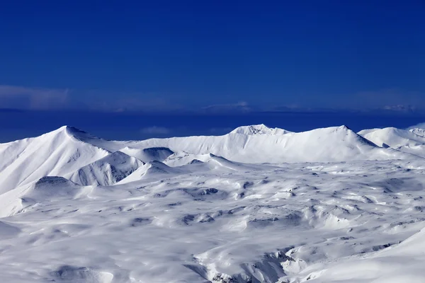 Platô de neve e céu azul — Fotografia de Stock