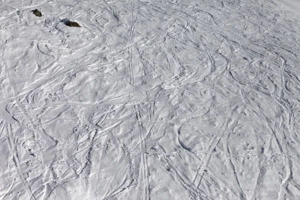 Sí és snowboard pályán kívüli lejtőn nyomai — Stock Fotó