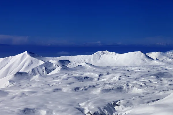 Besneeuwde plateau en blauwe hemel Rechtenvrije Stockafbeeldingen