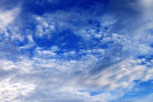 Голубое небо с облаками в хороший летний день — стоковое фото