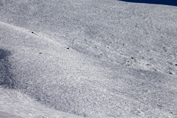 Rastros de esquís y snowboards en pendiente fuera de pista en el día del sol —  Fotos de Stock