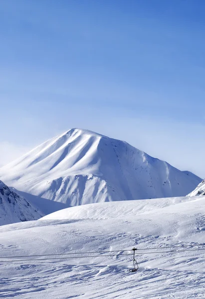Посмотреть на горнолыжный склон в хороший день — стоковое фото