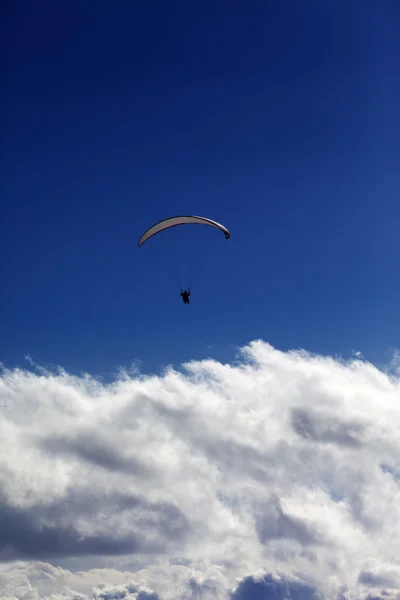 Silhouette of paraglider and blue sky with clouds — Stock Photo, Image