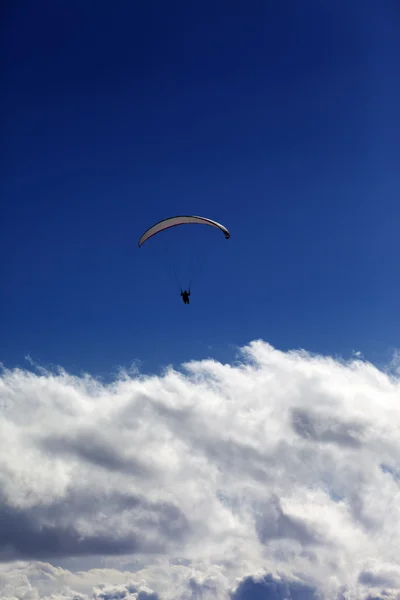 Silhouette der Gleitschirm und blauer Himmel mit Wolken — Stockfoto