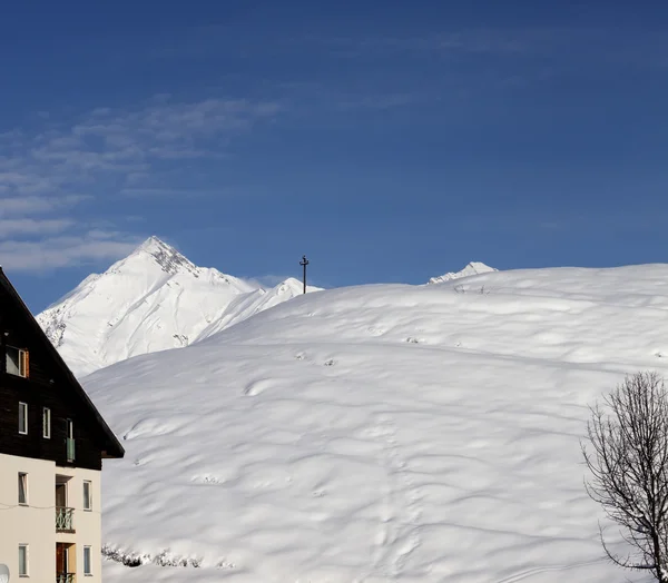 Pendiente fuera de pista y hotel en las montañas de invierno —  Fotos de Stock