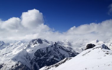Güzel güneş gün ski resort dombay panoramik görünüm