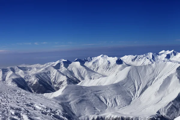 Ver en pistas de esquí fuera de pista y un cielo azul — Foto de Stock