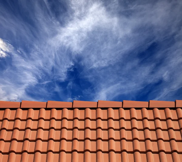 屋根瓦と空雲と太陽の日 — ストック写真