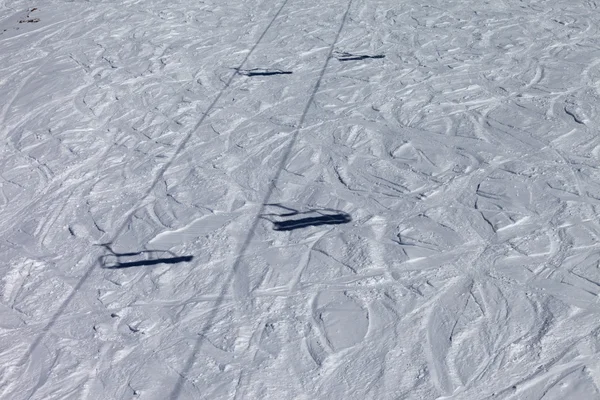 滑雪坡上的升降椅的阴影里 — 图库照片