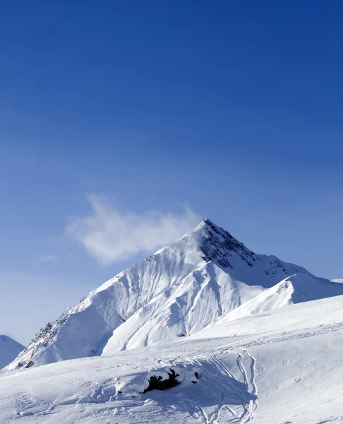 Skipiste in mooie dag van de zon — Stockfoto