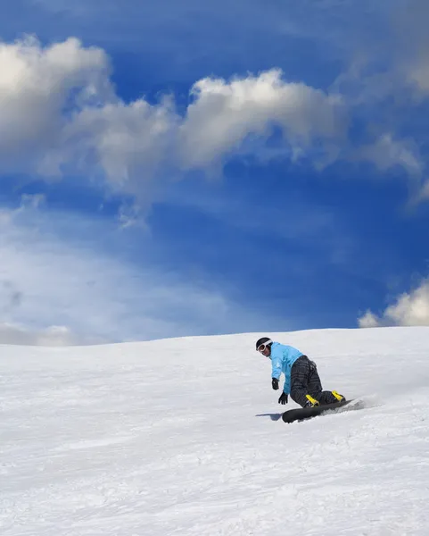 Snowboarder sur piste de ski — Photo