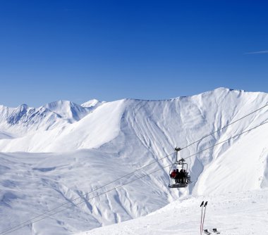 kayakçı teleferik ski resort gudauri at üzerinde