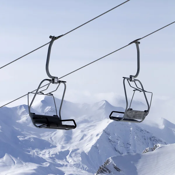 Lanová dráha na lyžařské středisko a hory v mlze — Stock fotografie