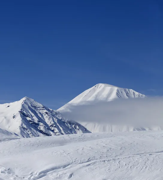 Зимние горы, горнолыжный курорт — стоковое фото