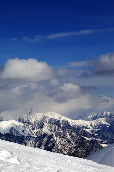 Vue sur les monts nuageux et pente hors piste — Photo